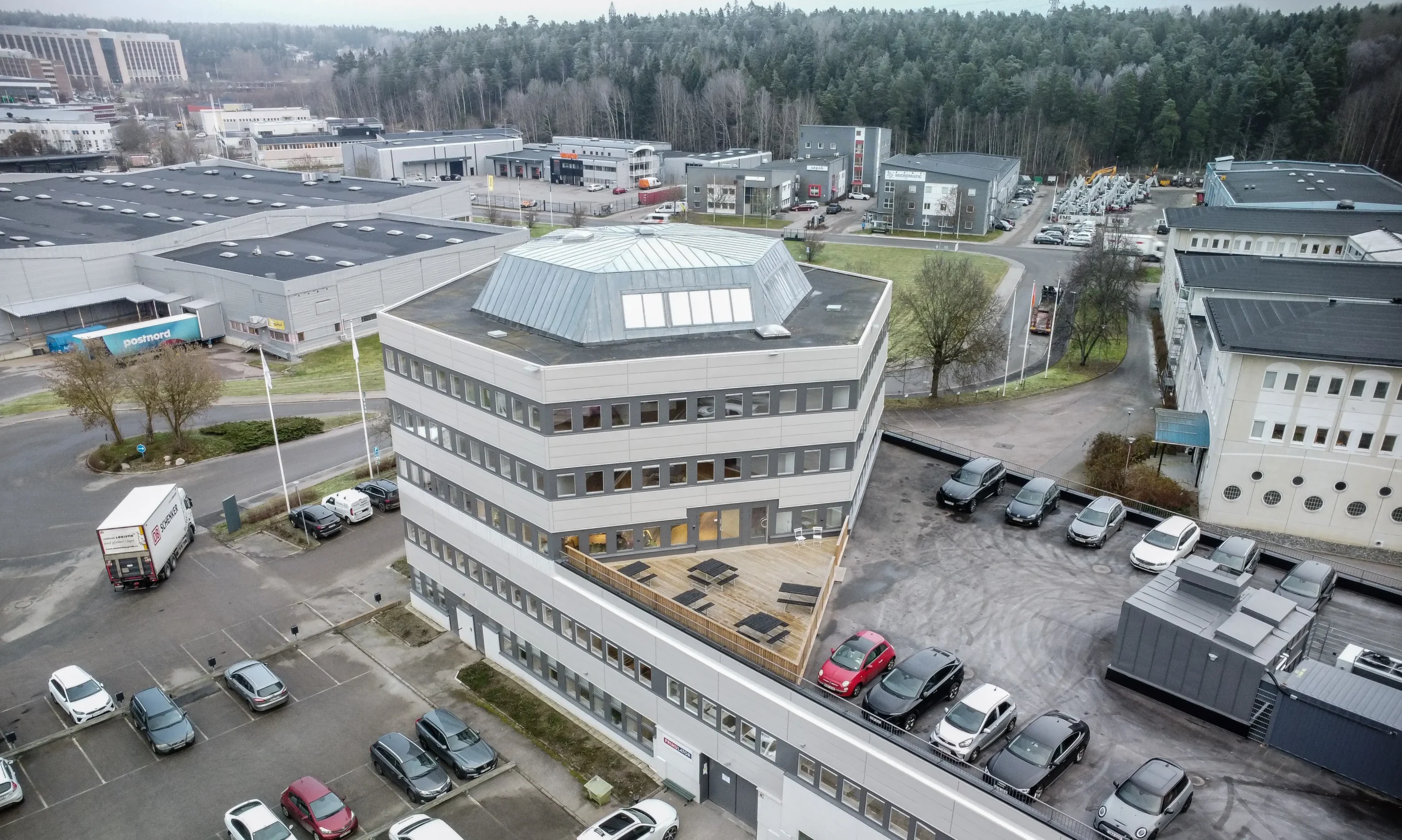 Huvudsaklig projektbild. Drönarbild på en stor rund företagsbyggnad