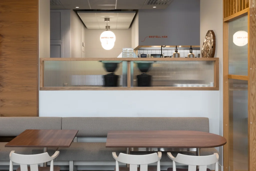 Sittyta med frostade glas mot cafémiljön